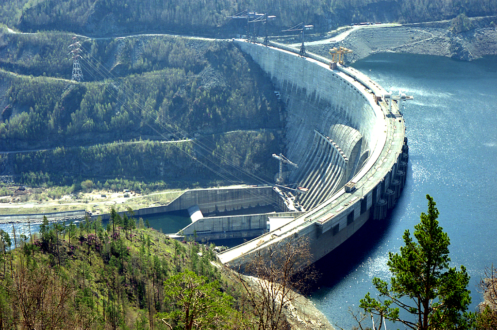 Городов сибири построена крупная гэс. Река Енисей Саяно Шушенская ГЭС. Саяно Шушенская дамба. Гидроэлектростанция Саяно Шушенская. Плотина Саяно-Шушенской ГЭС.
